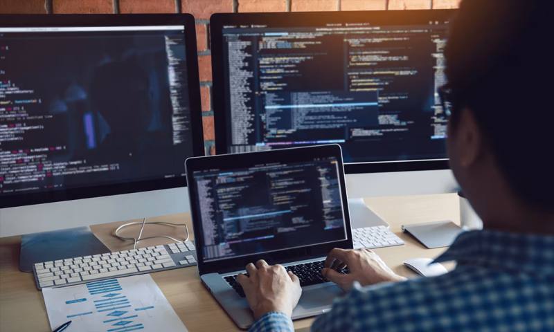 数据科学选型：R与Python如何赋能长治网站建设？